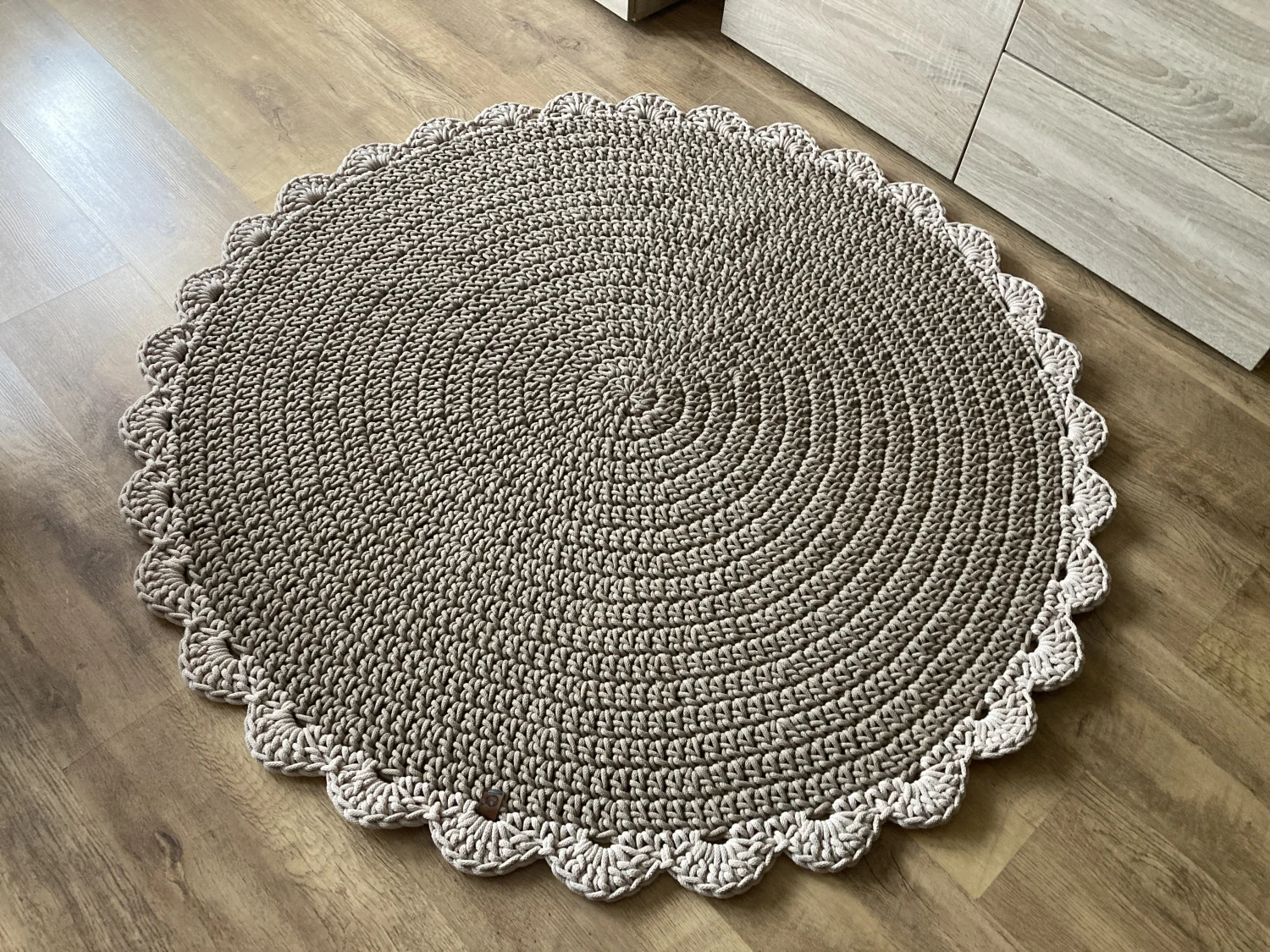 OMNIBUS — okrągły dywan ze sznurka z falbanką