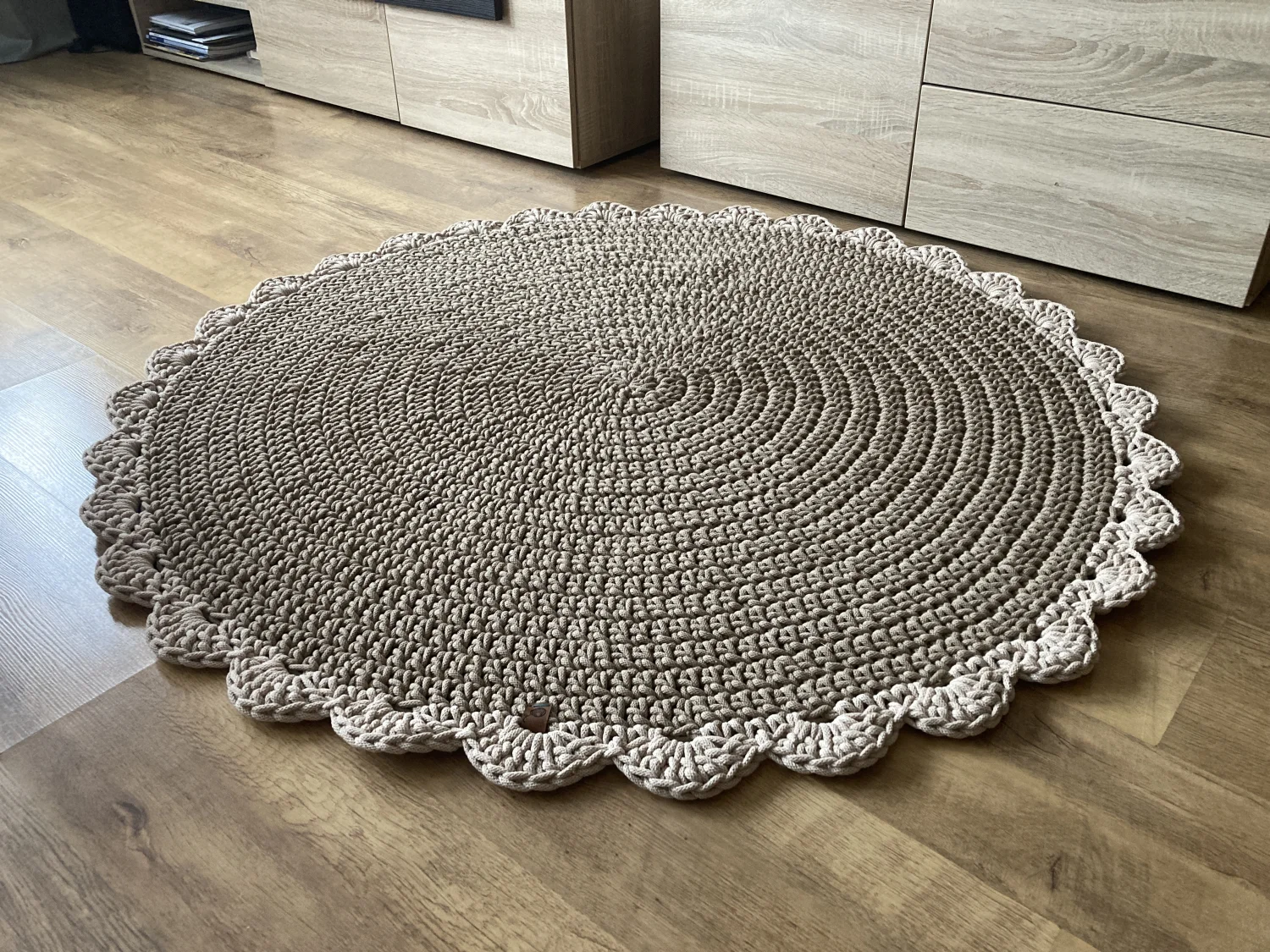 OMNIBUS — okrągły dywan ze sznurka z falbanką