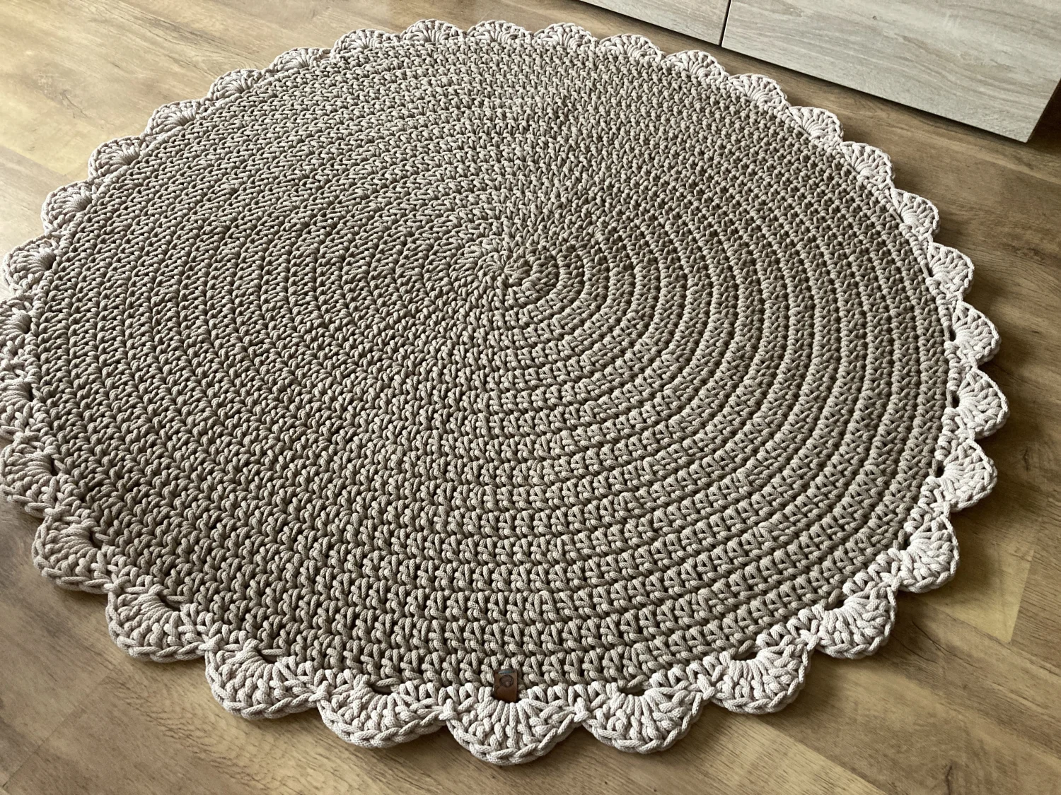 OMNIBUS — okrągły dywan ze sznurka z falbanką