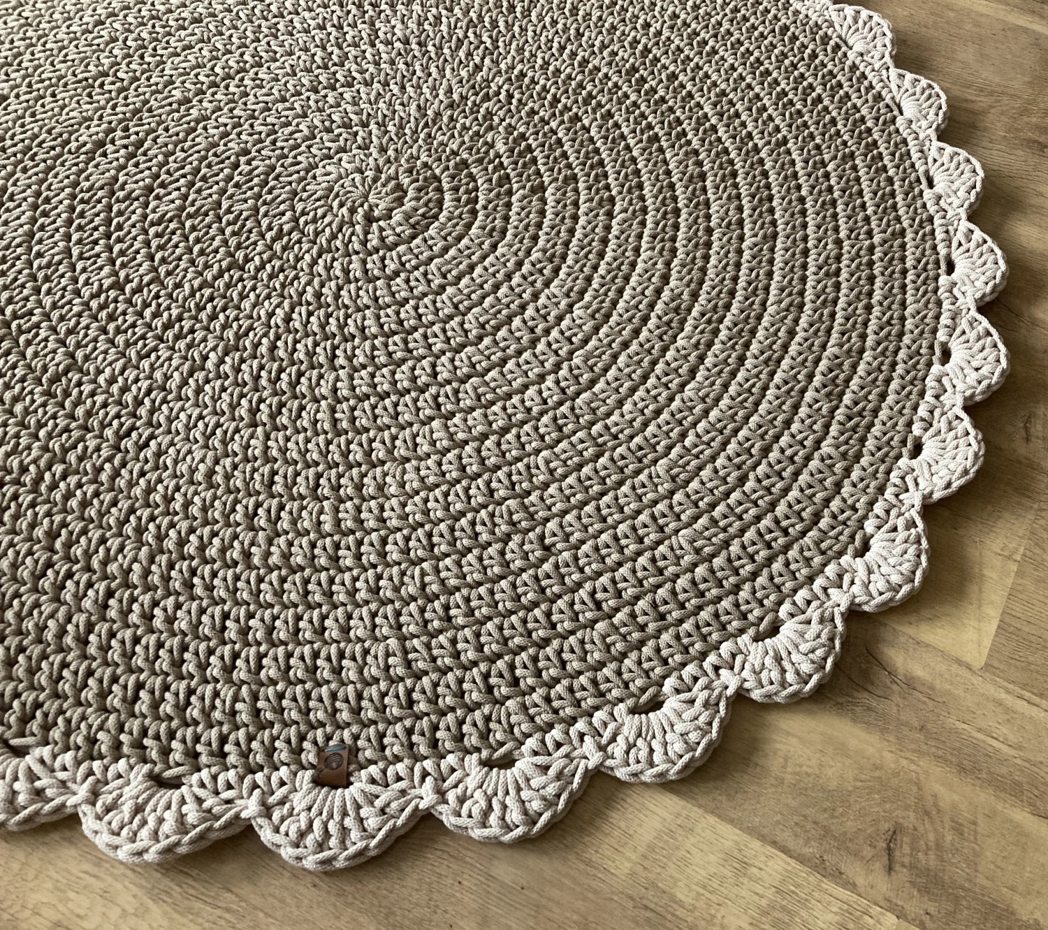 OMNIBUS — okrągły dywan ze sznurka z falbanką