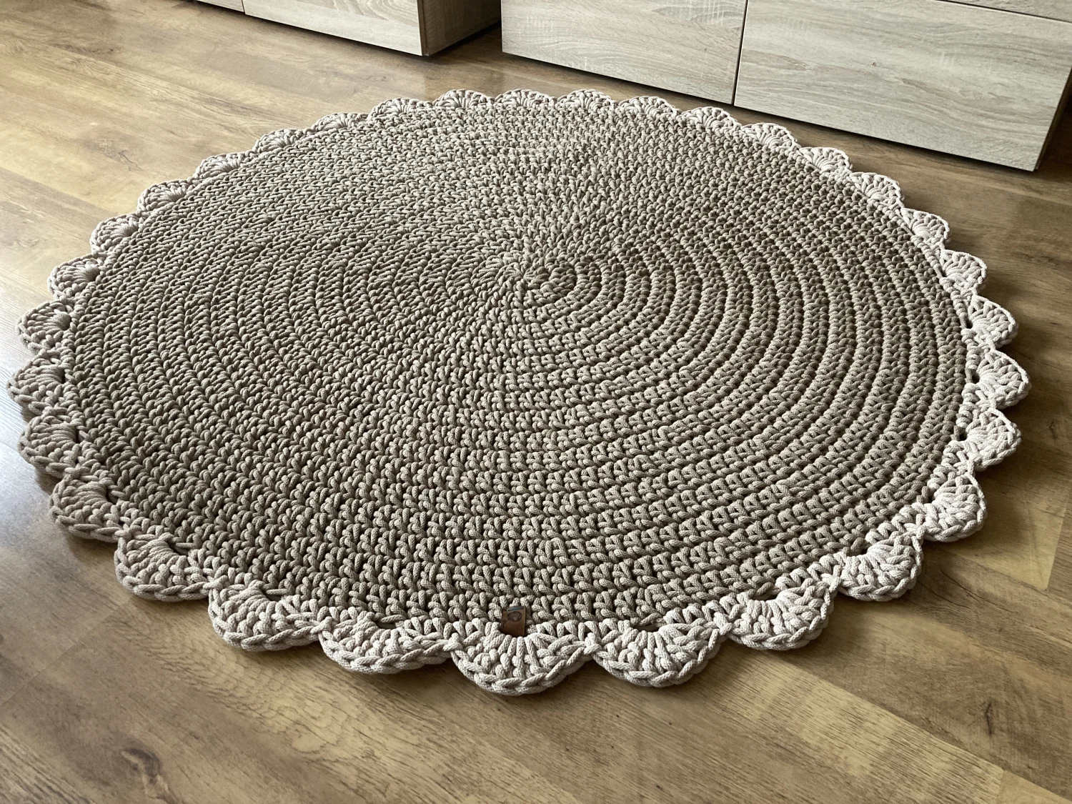 OMNIBUS — okrągły dywan ze sznurka z falbanką