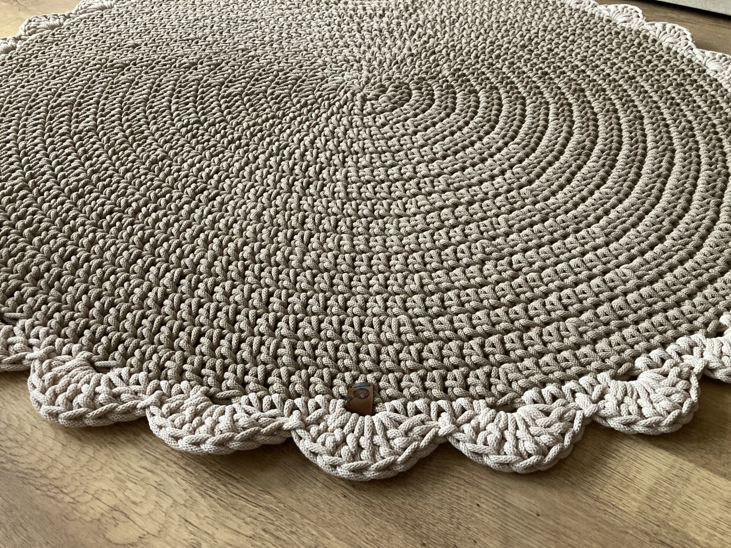 OMNIBUS — okrągły dywan ze sznurka z falbanką