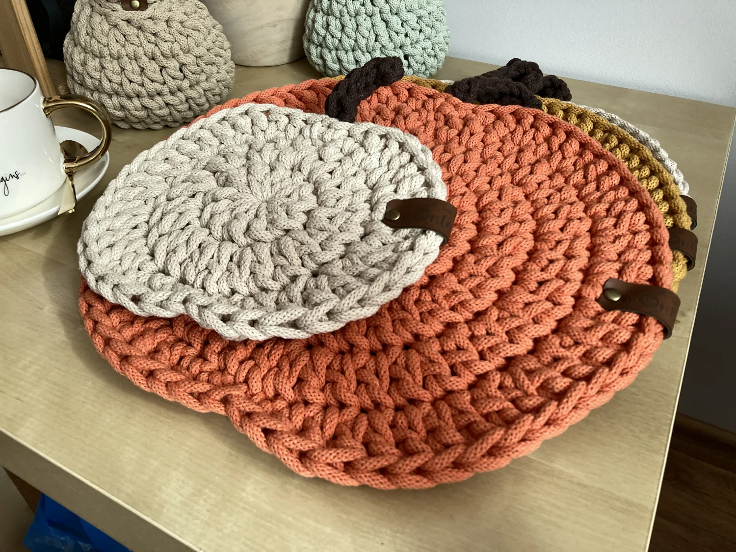 Podkładki „Dynia” — szydełkowane ze sznurka bawełnianego