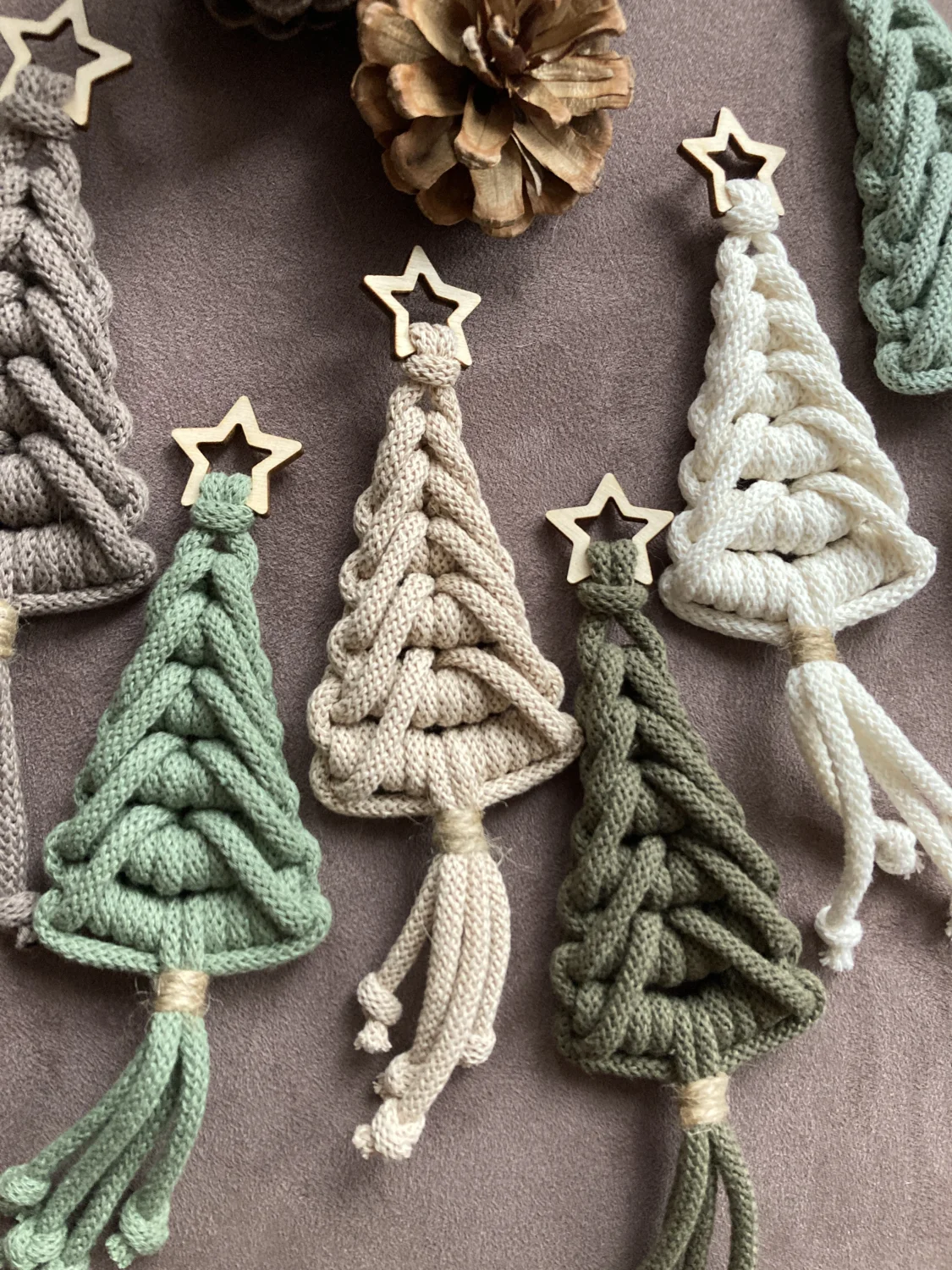 PLECIONA CHOINKA ŚWIĄTECZNA — dekor z frędzlami