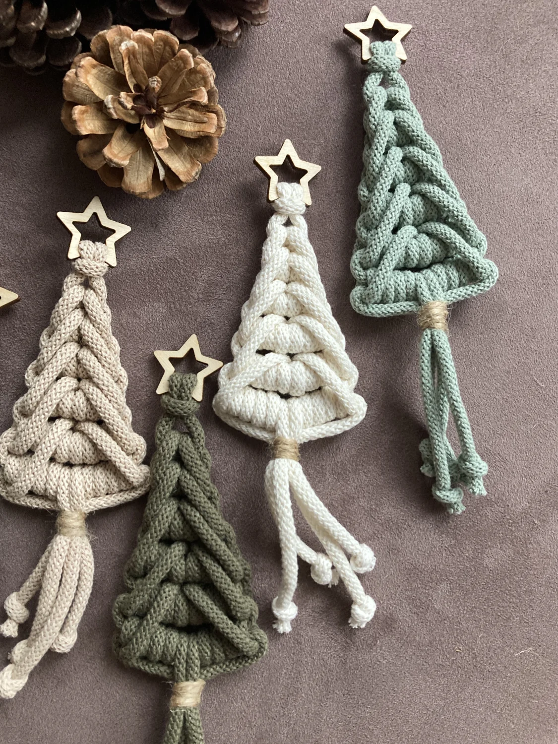 PLECIONA CHOINKA ŚWIĄTECZNA — dekor z frędzlami