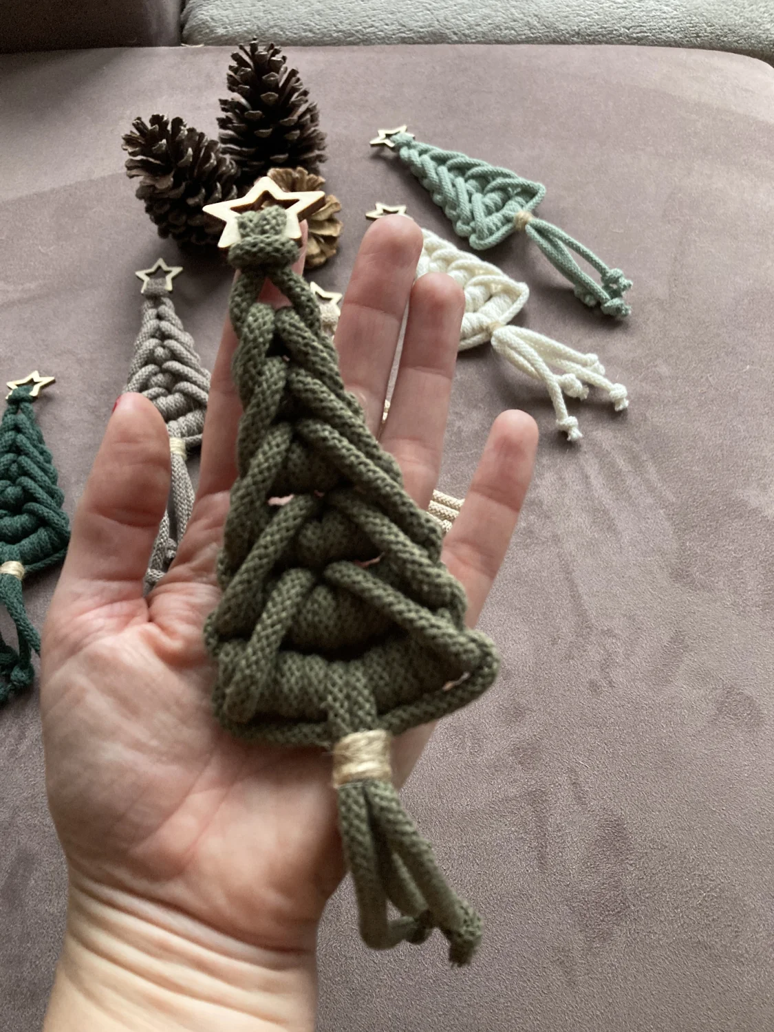 PLECIONA CHOINKA ŚWIĄTECZNA — dekor z frędzlami