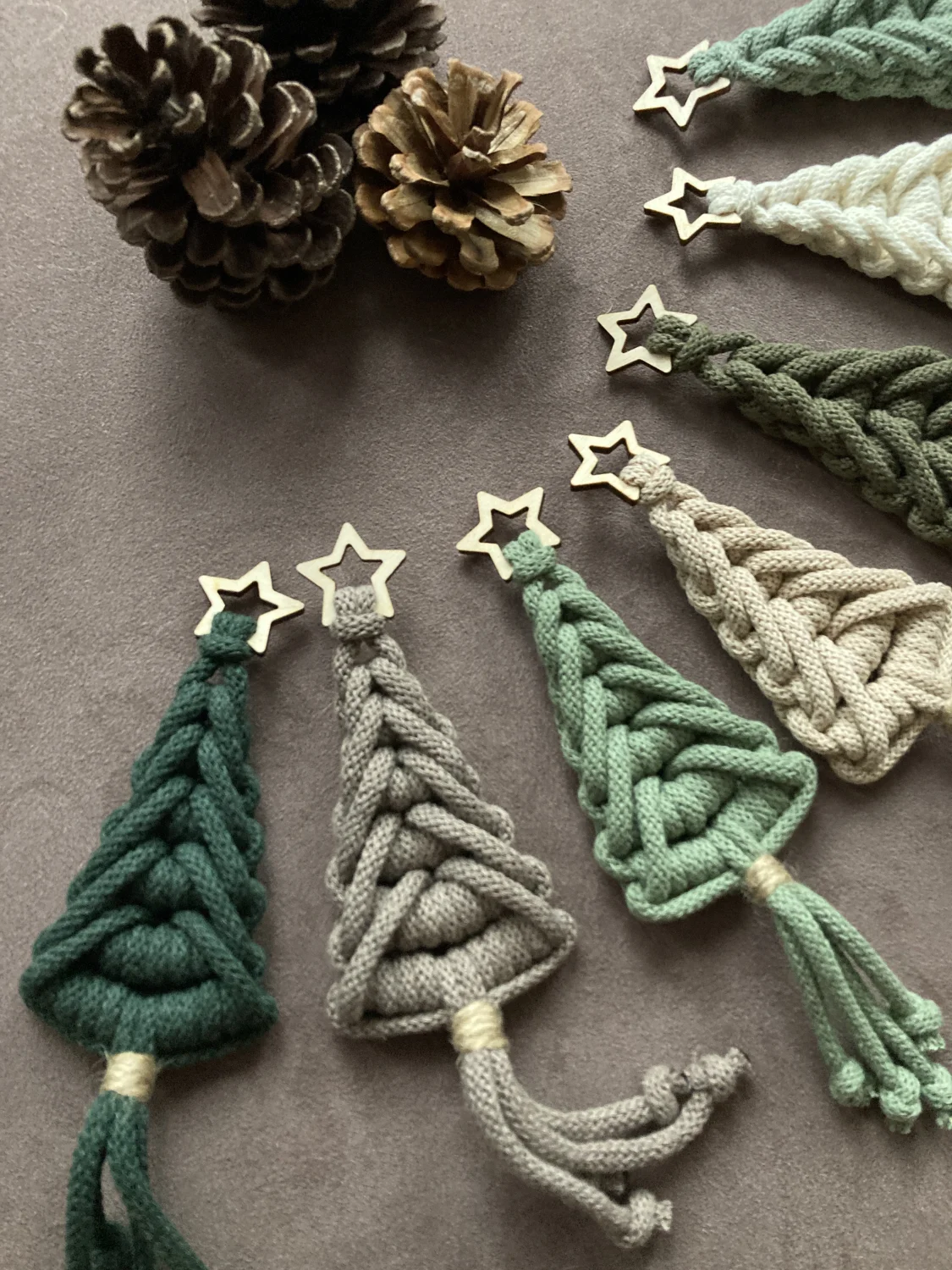 PLECIONA CHOINKA ŚWIĄTECZNA — dekor z frędzlami