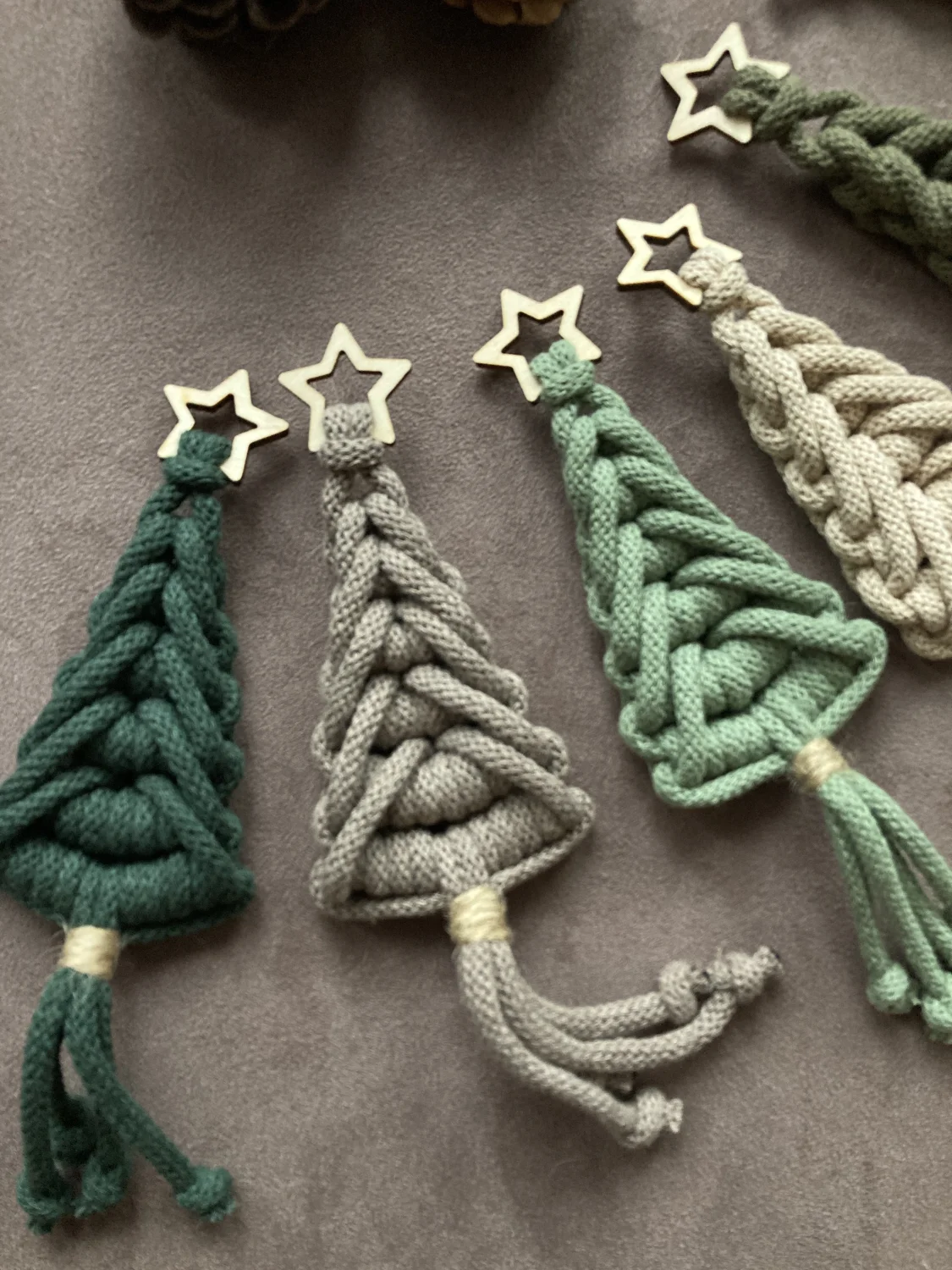 PLECIONA CHOINKA ŚWIĄTECZNA — dekor z frędzlami