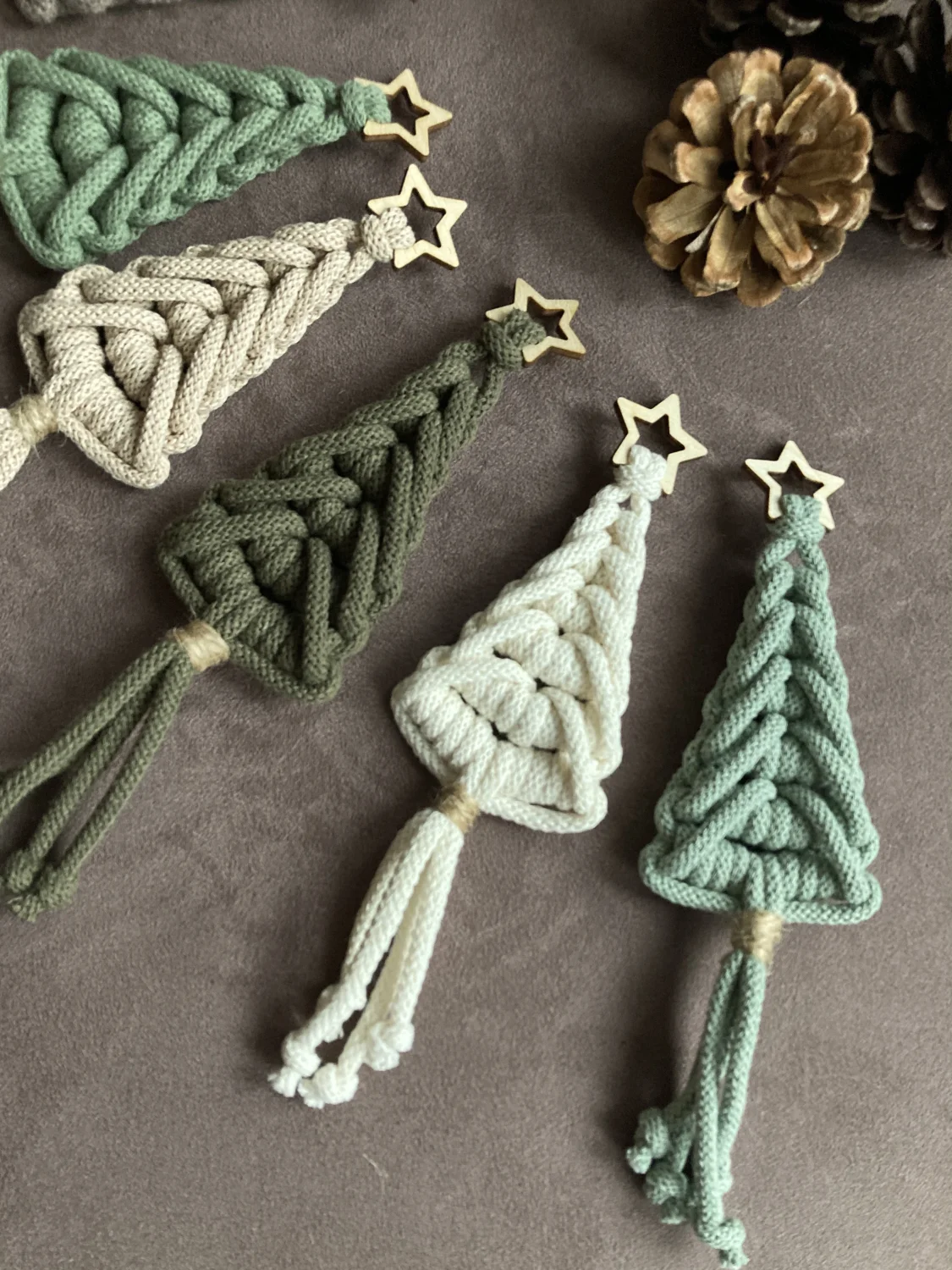 PLECIONA CHOINKA ŚWIĄTECZNA — dekor z frędzlami