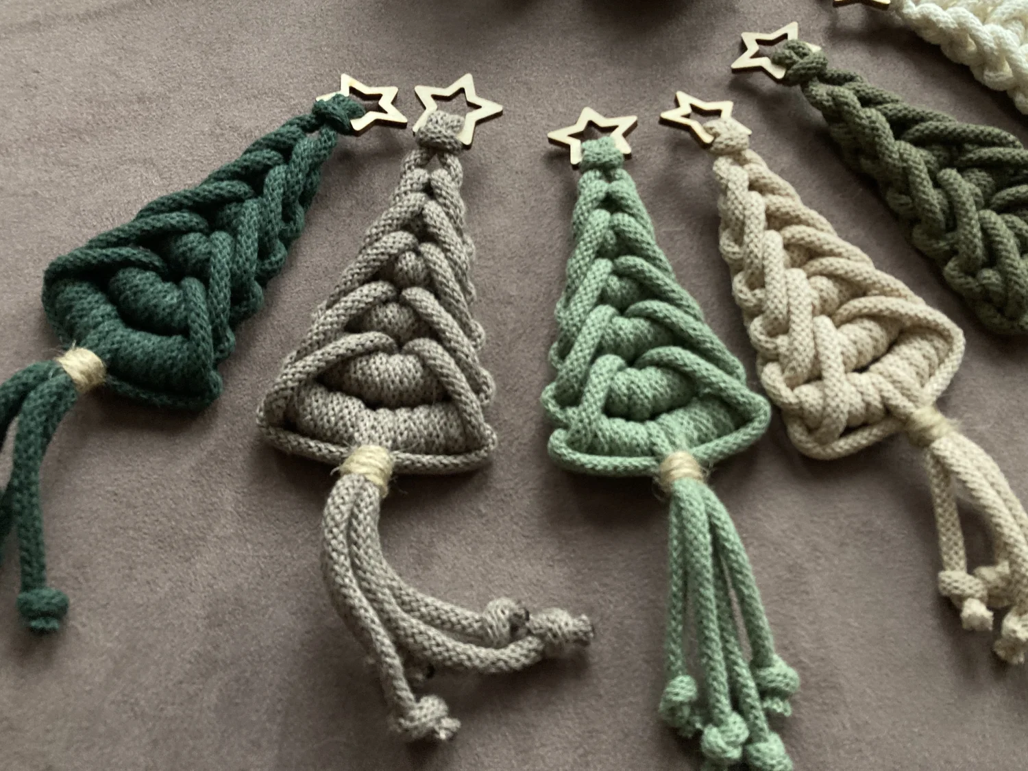 PLECIONA CHOINKA ŚWIĄTECZNA — dekor z frędzlami