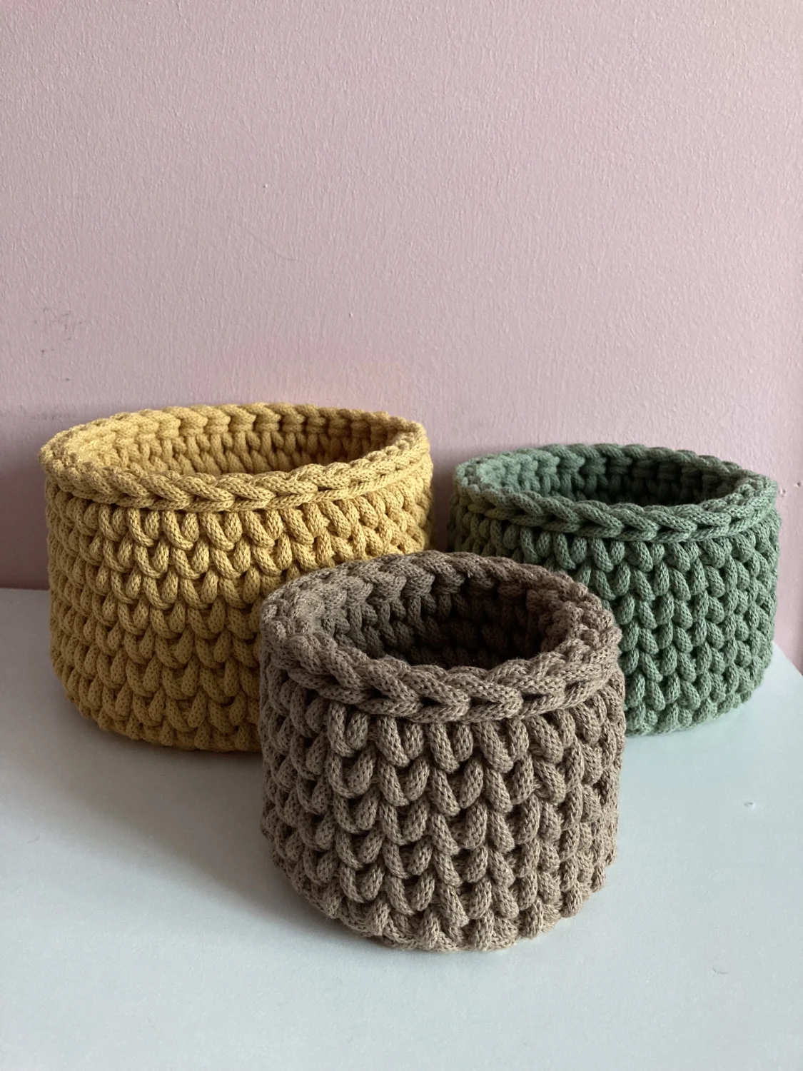 Koszyk okrągły ze sznurka bawełnianego — handmade