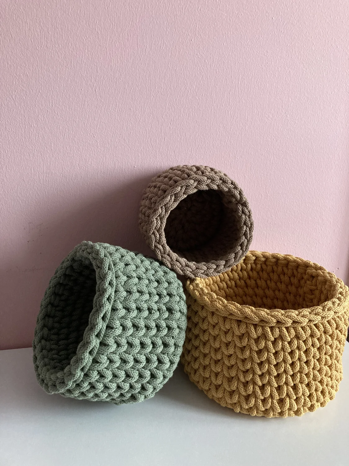 Koszyk okrągły ze sznurka bawełnianego — handmade