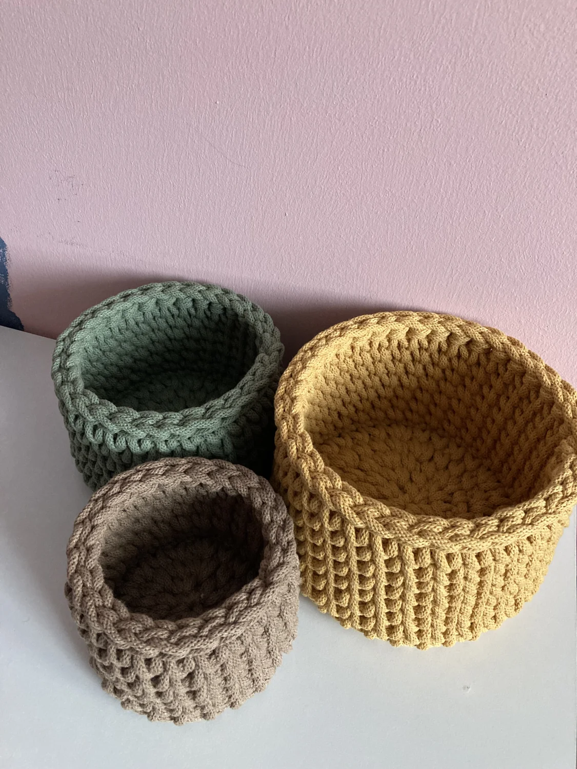 Koszyk okrągły ze sznurka bawełnianego — handmade