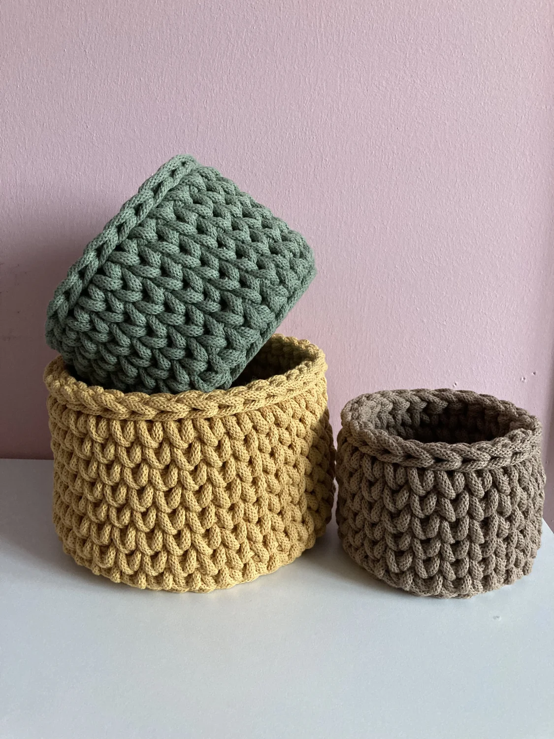 Koszyk okrągły ze sznurka bawełnianego — handmade