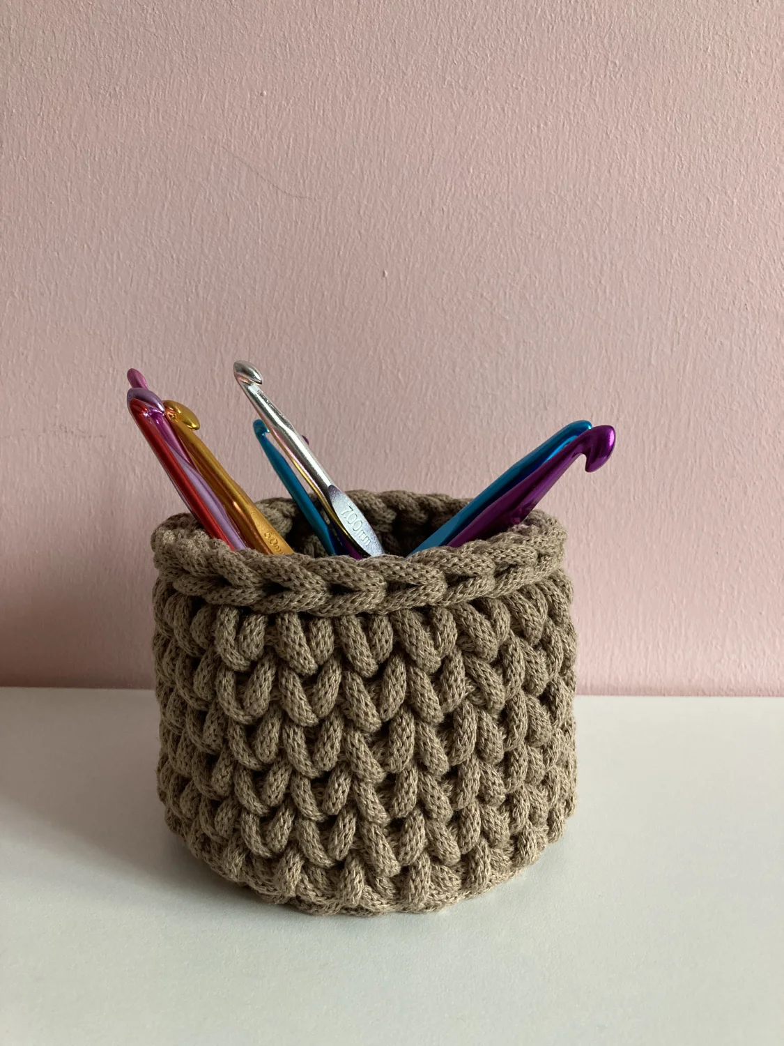 Koszyk okrągły ze sznurka bawełnianego — handmade