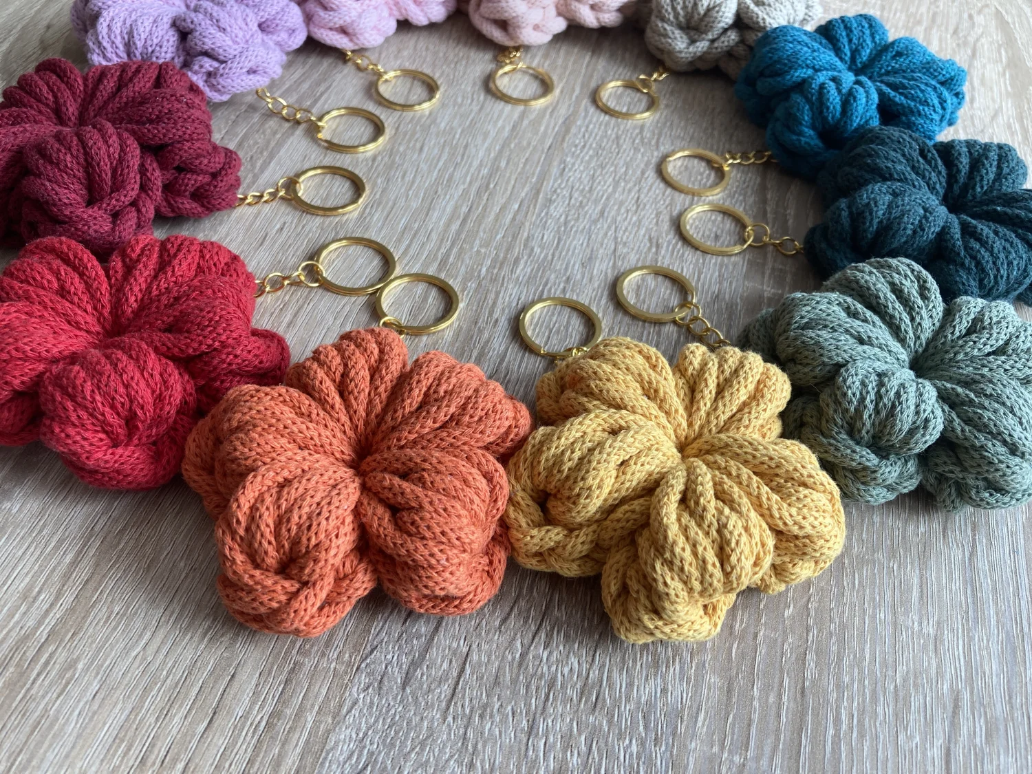 Brelok w kształcie kwiatka — handmade