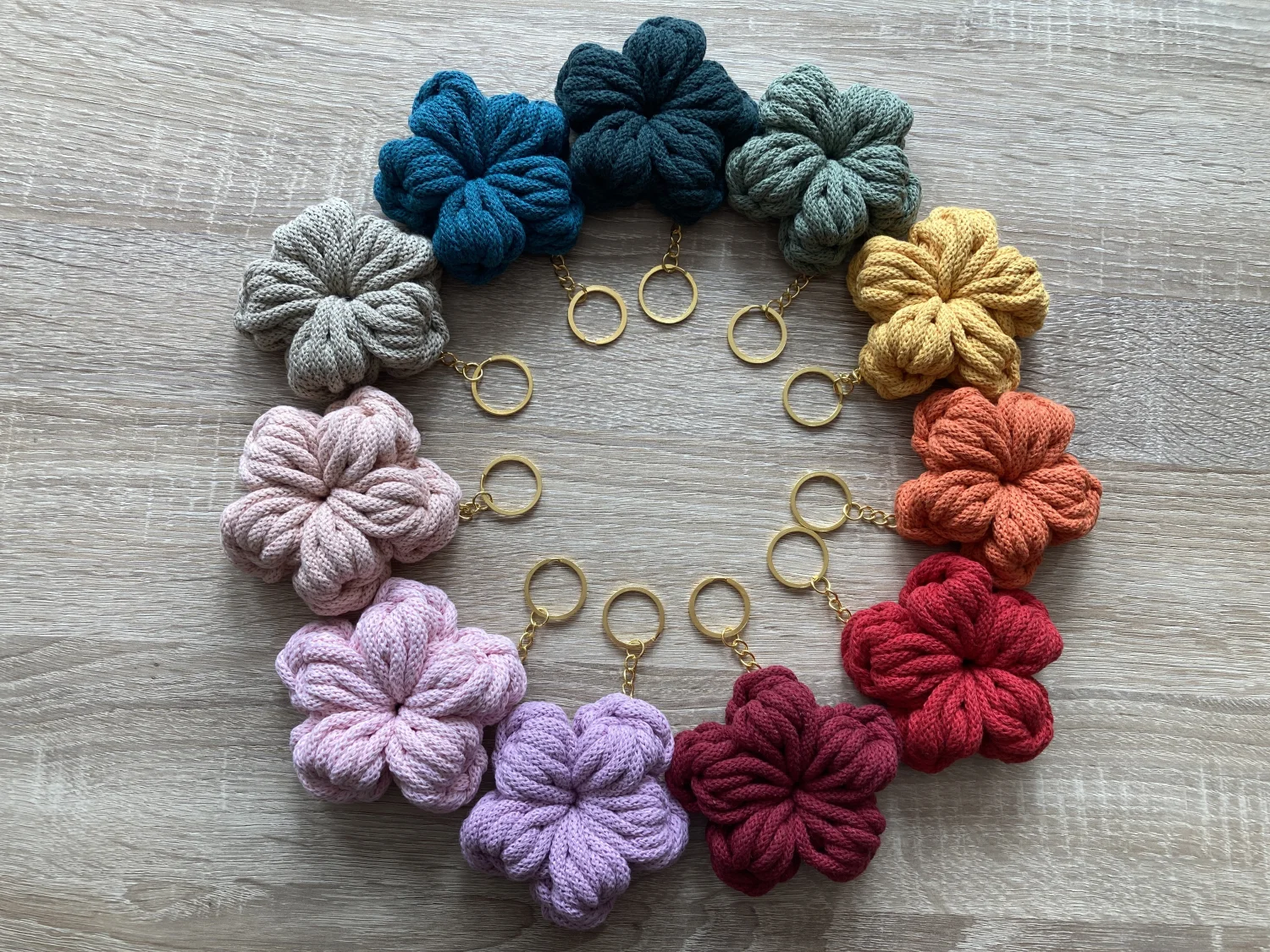 Brelok w kształcie kwiatka — handmade