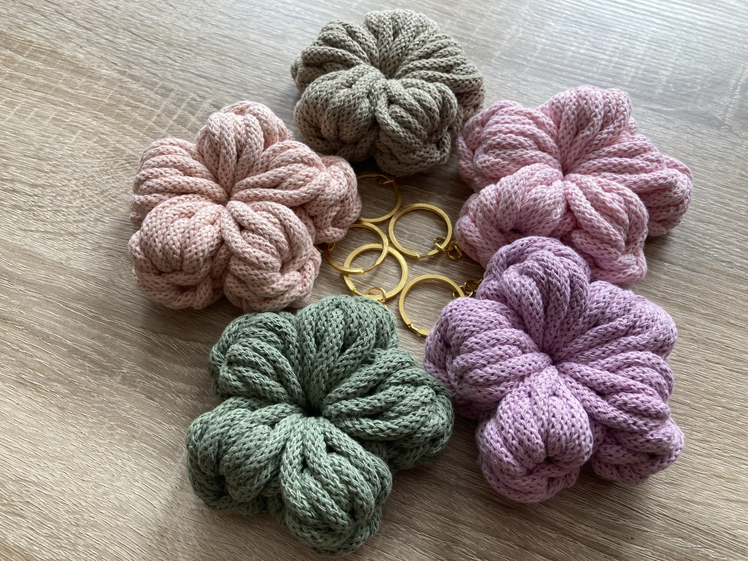 Brelok w kształcie kwiatka — handmade