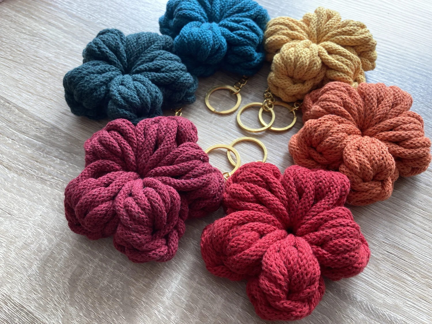 Brelok w kształcie kwiatka — handmade