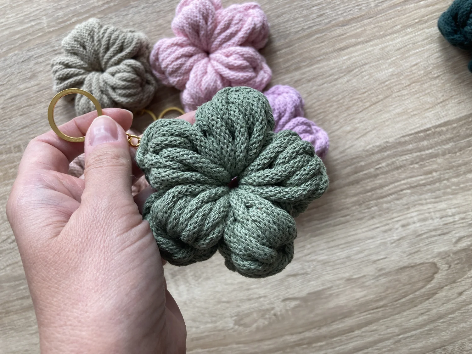 Brelok w kształcie kwiatka — handmade