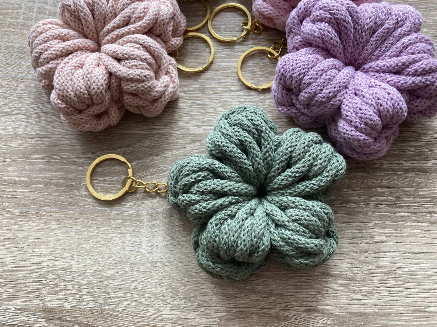 Brelok w kształcie kwiatka — handmade