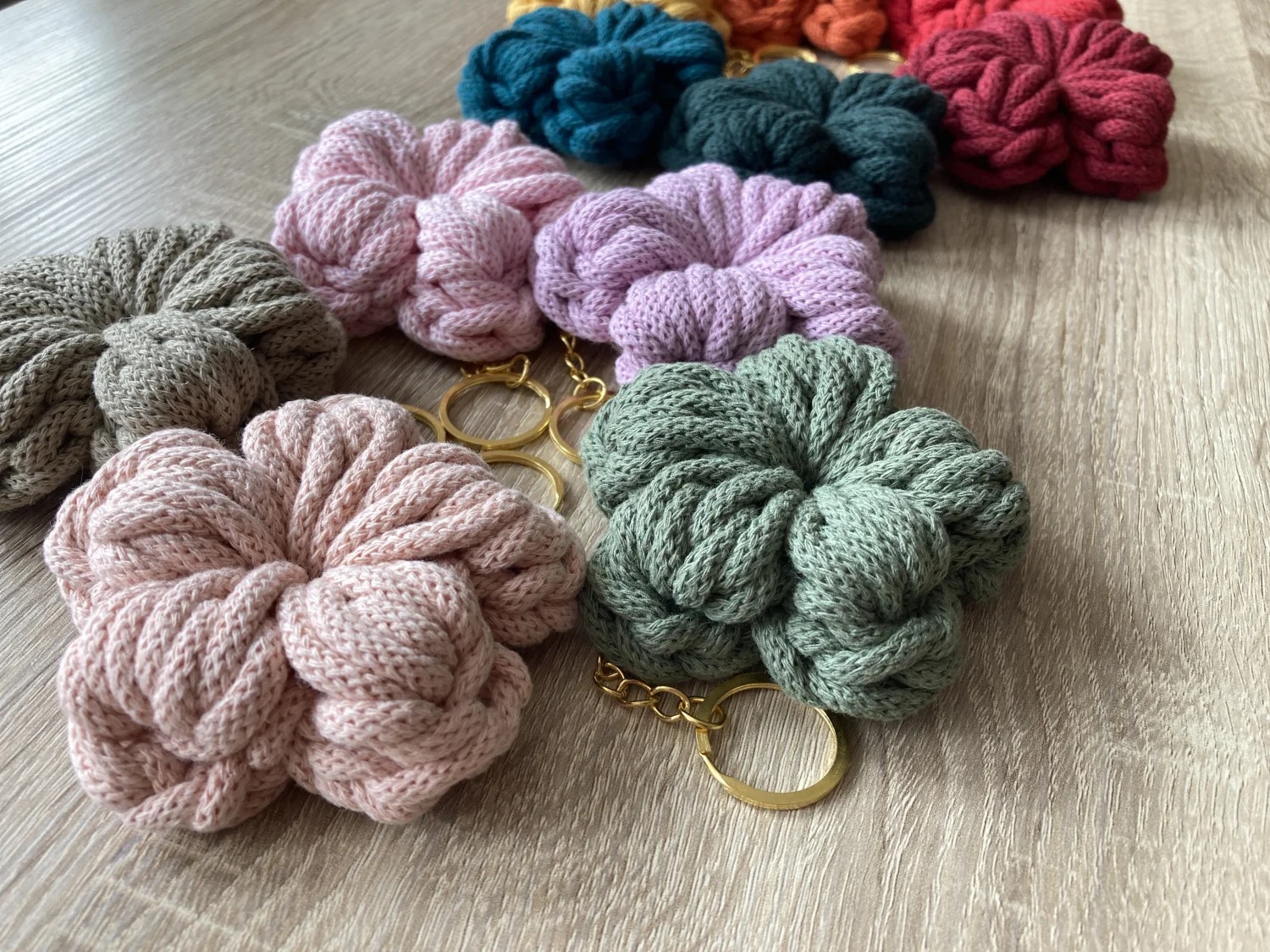 Brelok w kształcie kwiatka — handmade