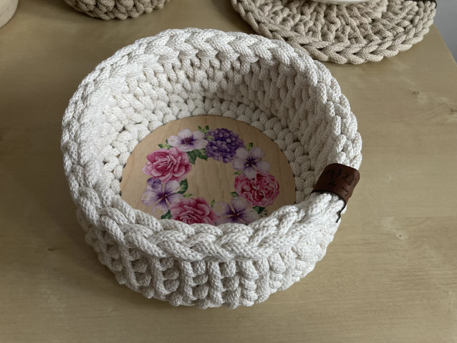 Koszyk dekoracyjny 17 cm | drewniane dno | ECRU