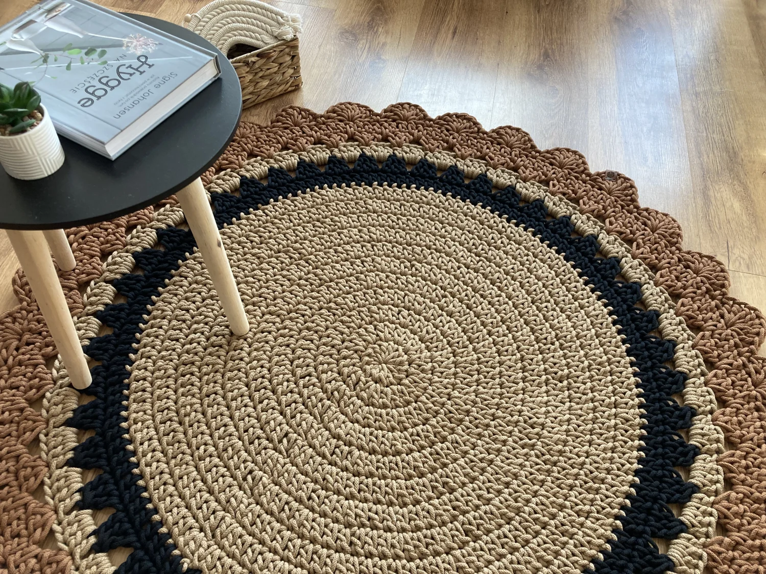 DAISY — okrągły dywanik ze sznurka z falbanką