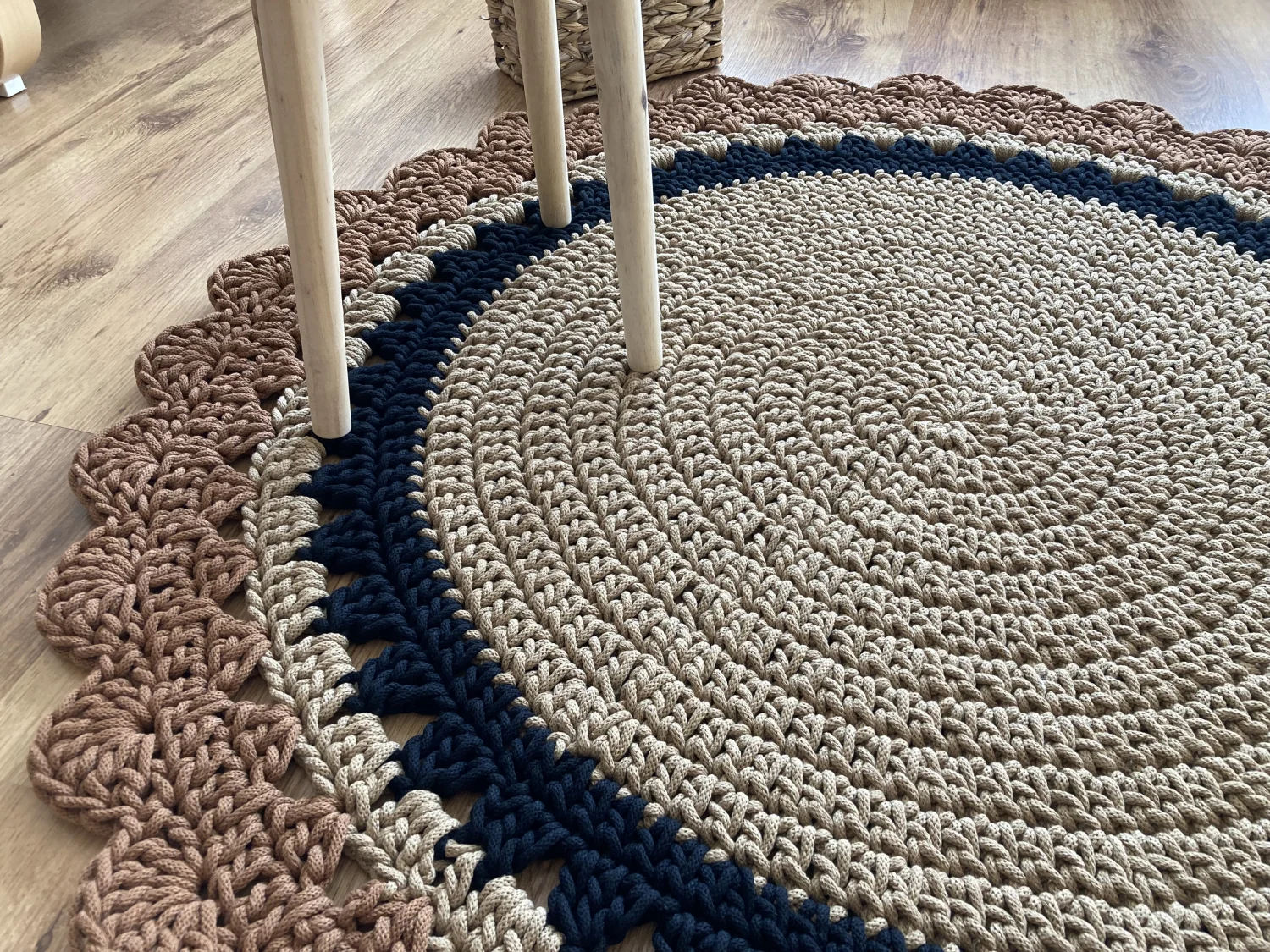 DAISY — okrągły dywanik ze sznurka z falbanką