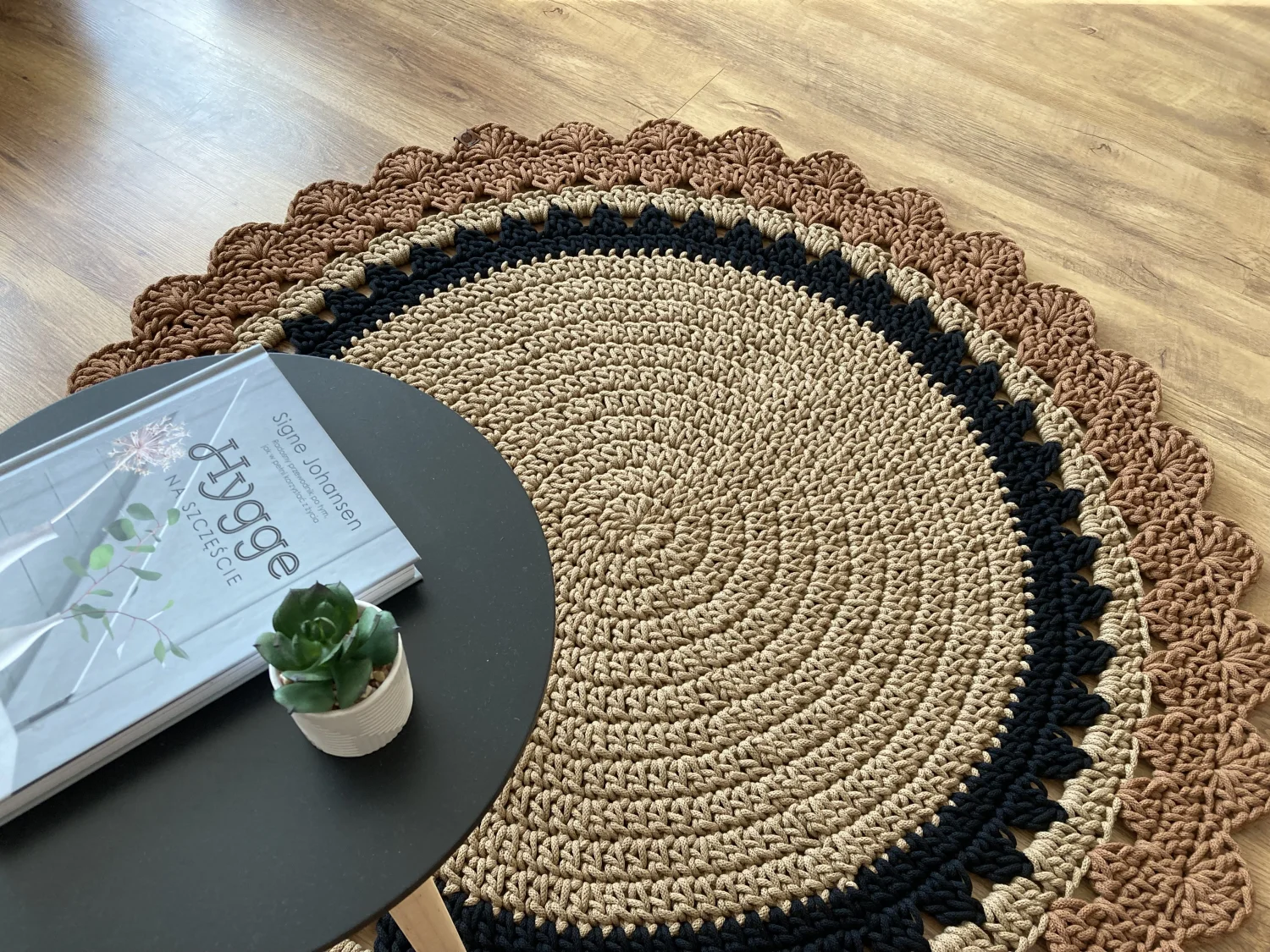 DAISY — okrągły dywanik ze sznurka z falbanką