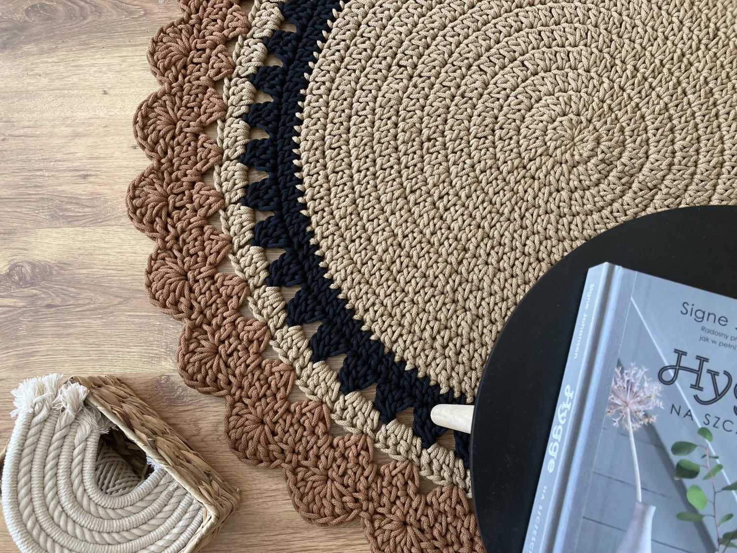 DAISY — okrągły dywanik ze sznurka z falbanką