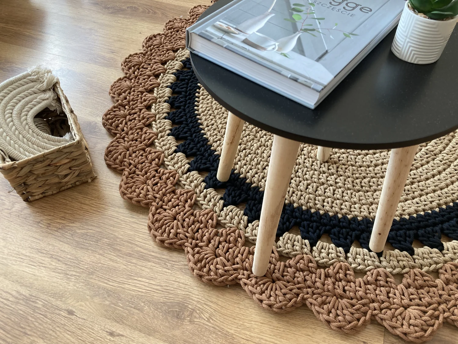 DAISY — okrągły dywanik ze sznurka z falbanką