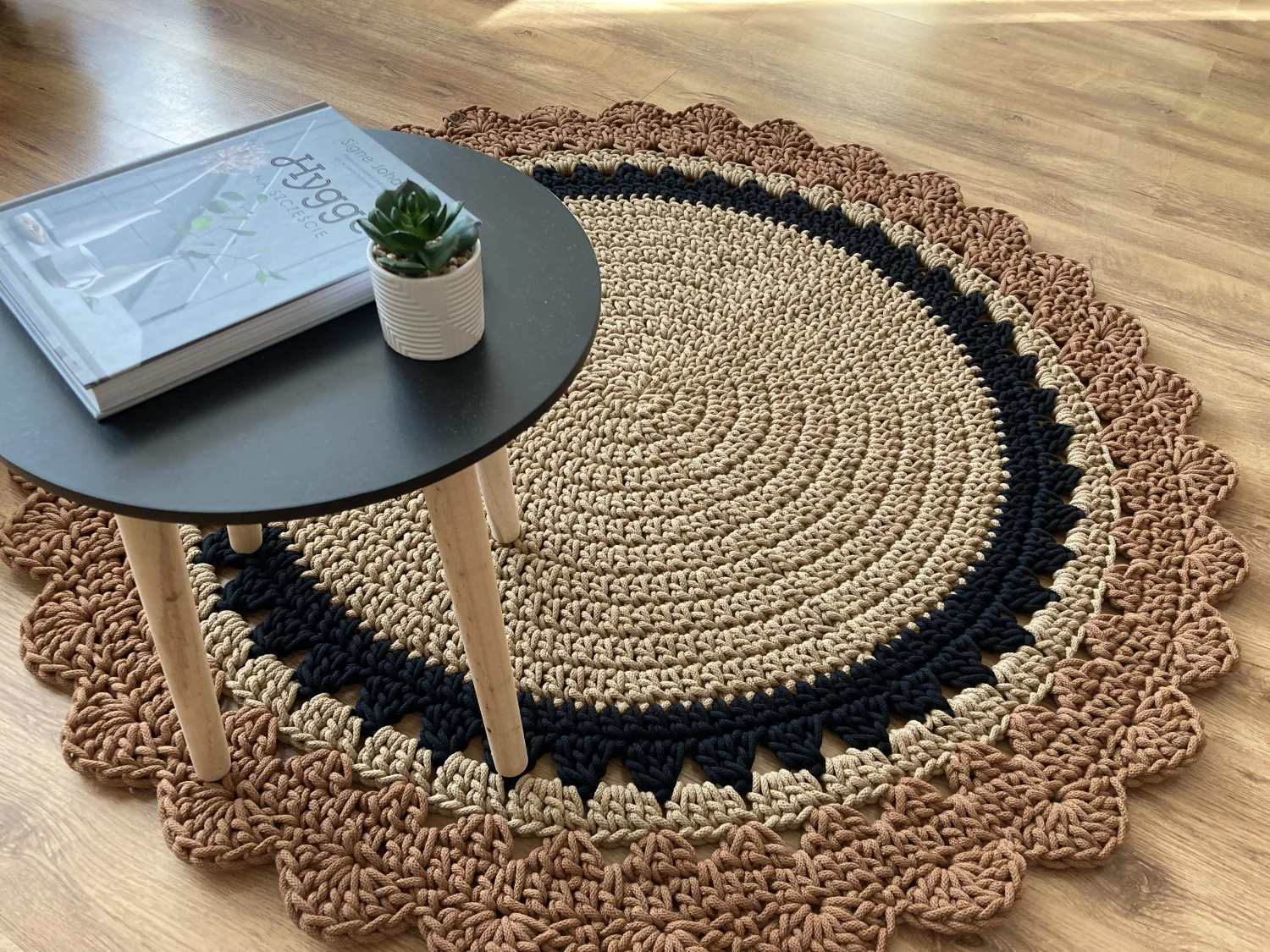 DAISY — okrągły dywanik ze sznurka z falbanką